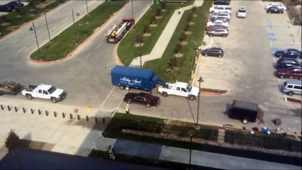 Un automobiliste stupide roule dans du ciment frais