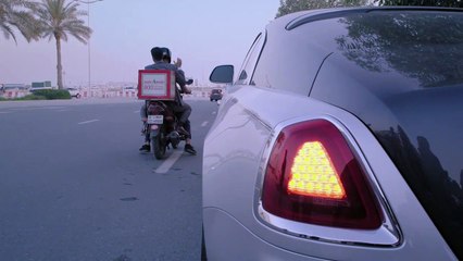 عامل ديليفري ينقذ مهند بعد أن تعطلت سيارته