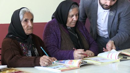 Anne ve babasıyla aynı kursta okuma yazma öğreniyor - SİVAS
