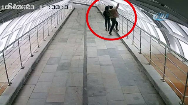 Üst geçide zarar veren şüpheliler güvenlik kamerasına yakalandı