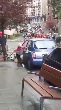 Un cycliste se prend une voiture en pleine course...
