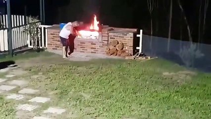 C'était son dernier barbecue à lui... Débile!