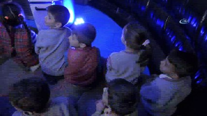 Öğrenciler planetaryum ile gök bilimlerini öğreniyor