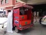 یہ ویڈیو ملک پاکستان کی ھے جس کےوزیراعظم تو کھانسی کا علاج بھی لندن میں کراتے ھیں لیکن عوام کے لیے ایک اچھا ہسپتال تک نھیں ایک ماں نے بچے کو رکشے میں ہی