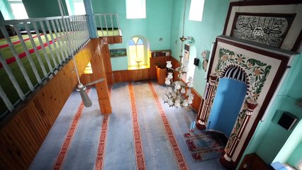 Artvin'in tarih kokan 'rengarenk' camileri