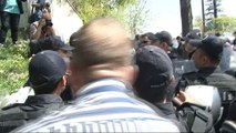 İzinsiz yürüyüş yapan KESK üyesi gruba polis müdahalesi