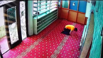Camiye giren hırsız müezzinin çantasını çaldı...O anlar kamerada
