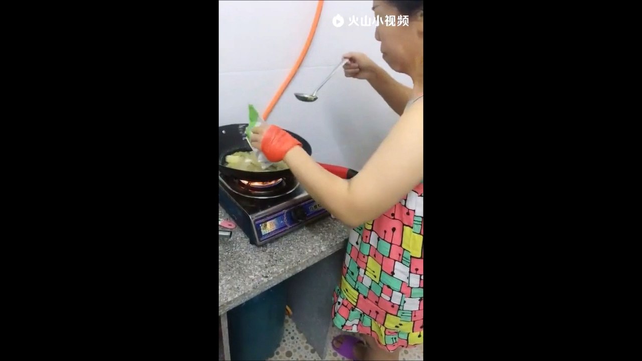 Elle sale son plat et ne comprend pas pourquoi le goût ne change pas..