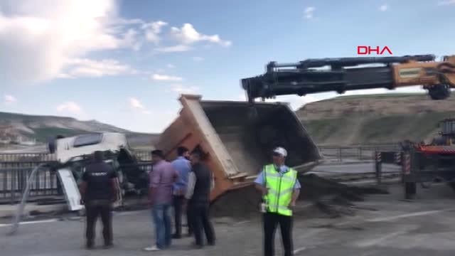 Adıyaman Lastiği Patlayan Kamyon Bariyerlere Çarptı