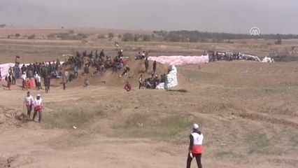 Filistinliler Cuma Namazını İsrail Sınırında Kıldı (2) - El-Bureyc