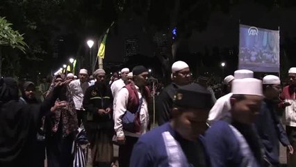 Endonezya'da Binlerce Müslüman Miraç Kandili İçin Bir Araya Geldi