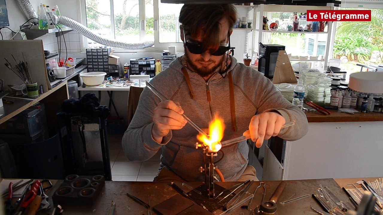 Bréhat. Démonstration de filage de verre chez Just Glass it