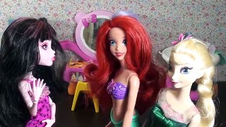 Elsa and Ariel dye their hair at Draculauras beauty salon and get a new hairstyle PART 2