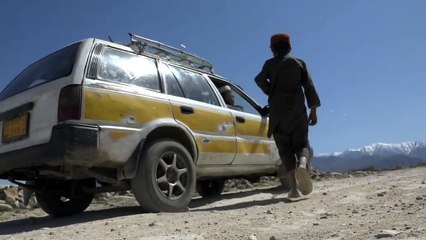 د مامند درې د خامه سړک کارگر ماشوماند ننګرهار د اچین ولسوالۍ دوه کوچني ملګري صداقت او طاهر، مامند درې ته په غځېدلي خامه سرک کار کوي او له موټرو پیسې اخلي. دوی