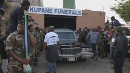 Vecinos y guardia de honor escoltan féretro de Winnie Mandela para ser velada