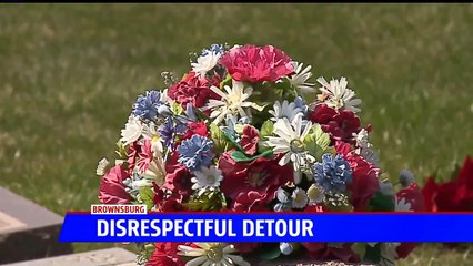 Скачать видео: Drivers Cut Through Cemetery to Avoid Traffic, Upsetting Mourners