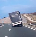 Ce camion traverse un pont par vent fort : tombera... tombera pas???