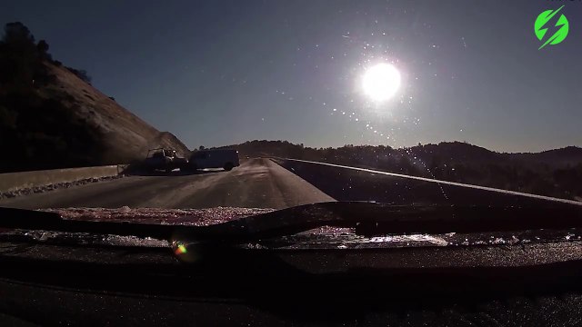 Un conducteur perd le controle de sa voiture sur une route verglacée