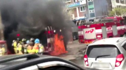 화학공장 진화하던 소방차 불 붙어 전소 / YTN