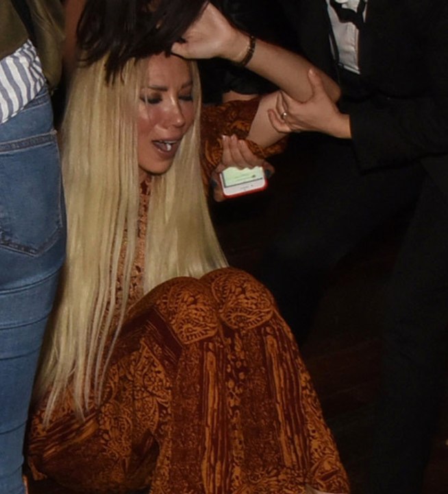 Ciciş Esra, Galatasaraylı Rodrigues'e Giderken Yere Kapaklandı