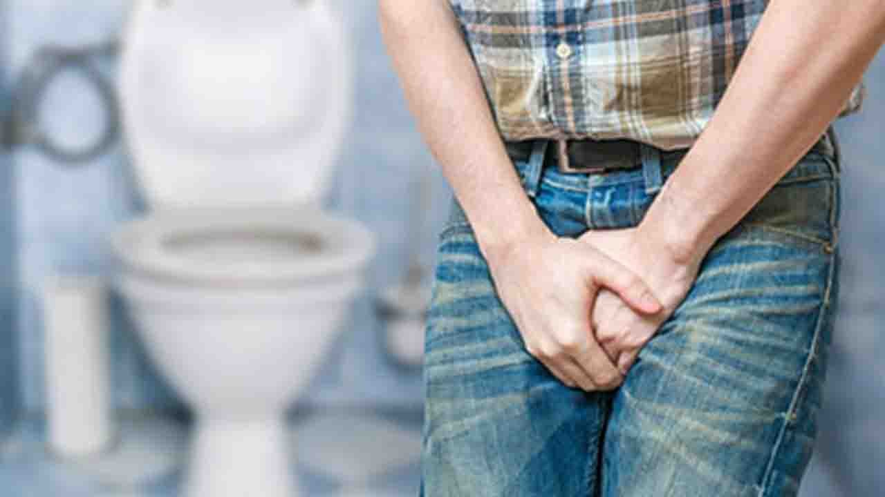 Blood in Urine | पेशाब में खून आना हो सकता है ख़तरा, जानिए क्या होतें हैं कारण | Boldsky