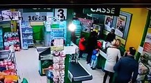 Armato di sega rapina un supermercato all'Infernetto