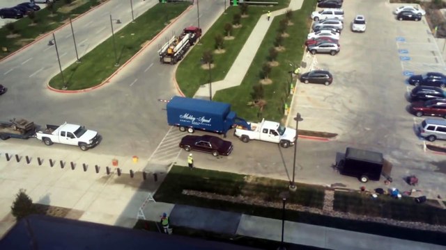 Un automobiliste roule sur du ciment frais