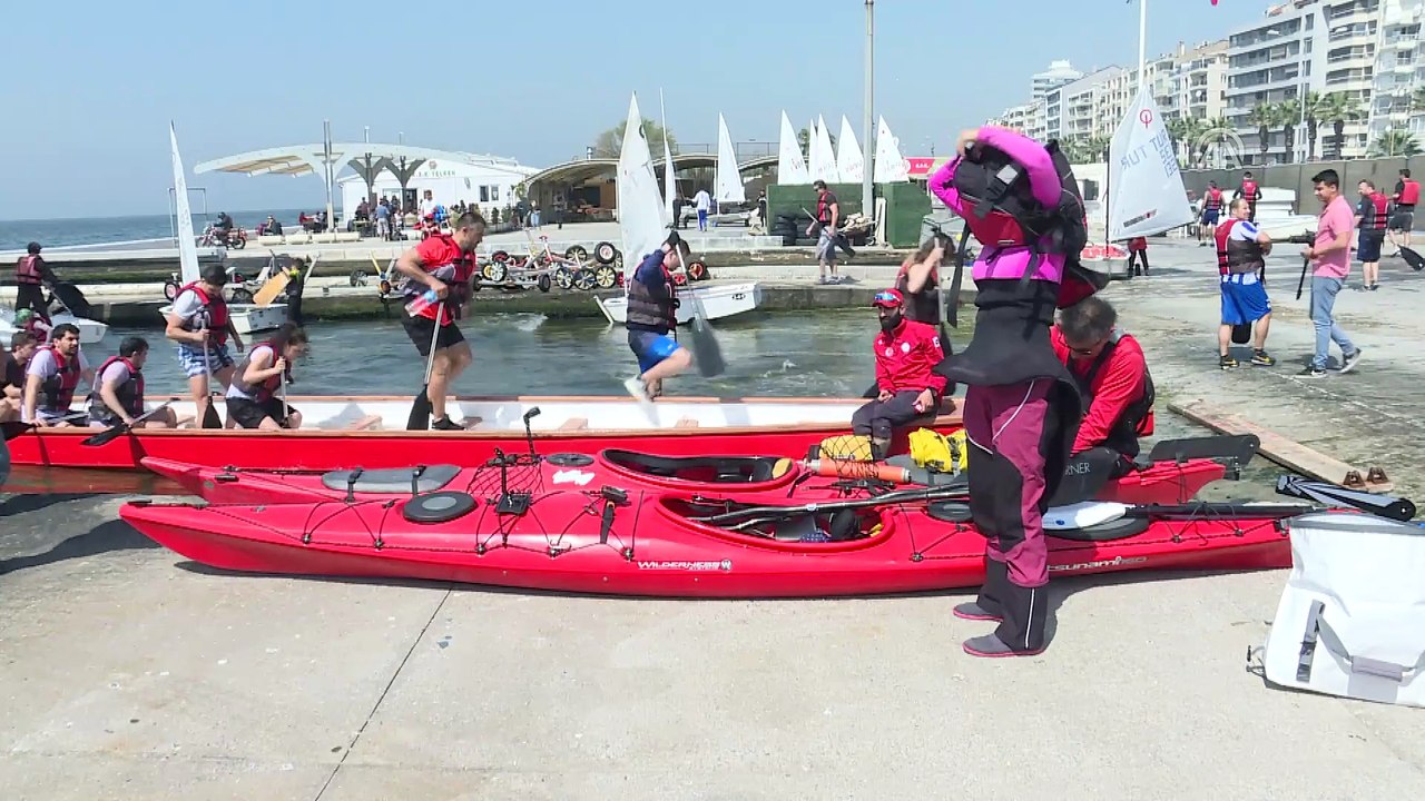 Çanakkale şehitleri için İzmir'den kanoyla yola çıktılar