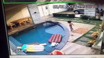 Un bébé tombe dans une piscine et son grand frère vient le sauver