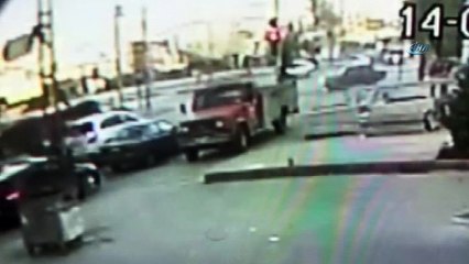 Kırmızı ışıkta geçen minibüsün kaza anı güvenlik kamerasına yansıdı