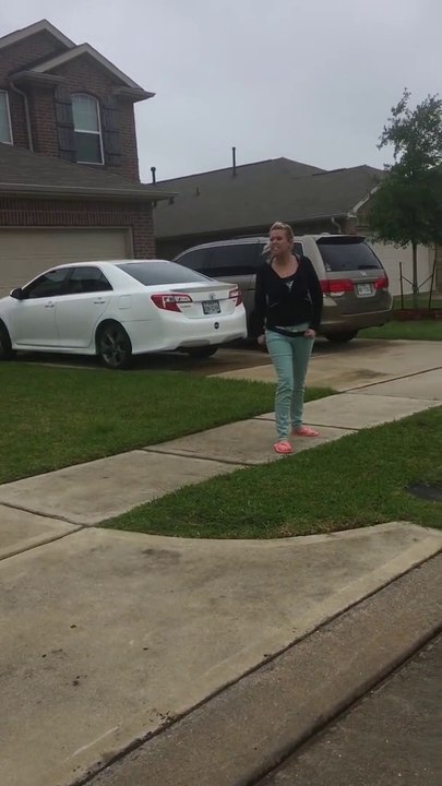 Un maman empêche un gang d'agresser son fils