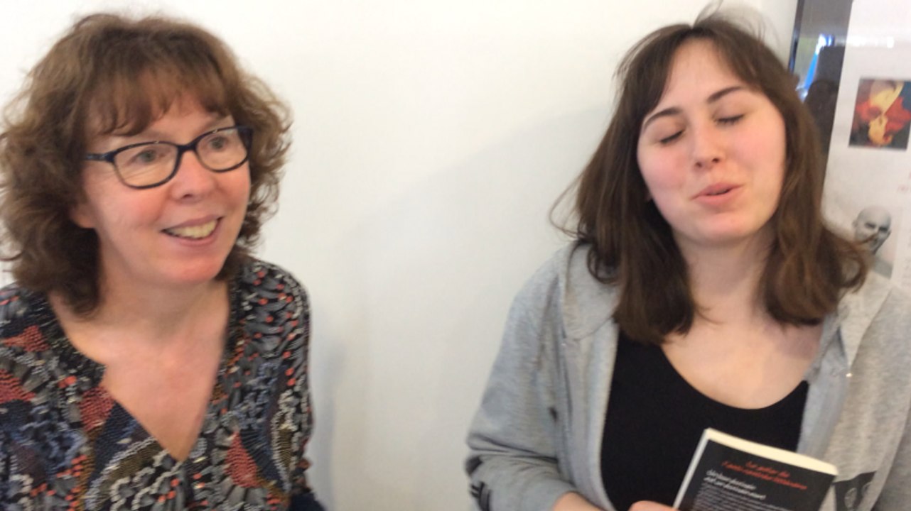 Mère et fille achètent pour 100 euros de livres