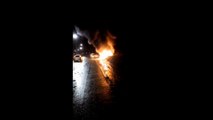 Carro pega fogo após colidir com táxi na Serra