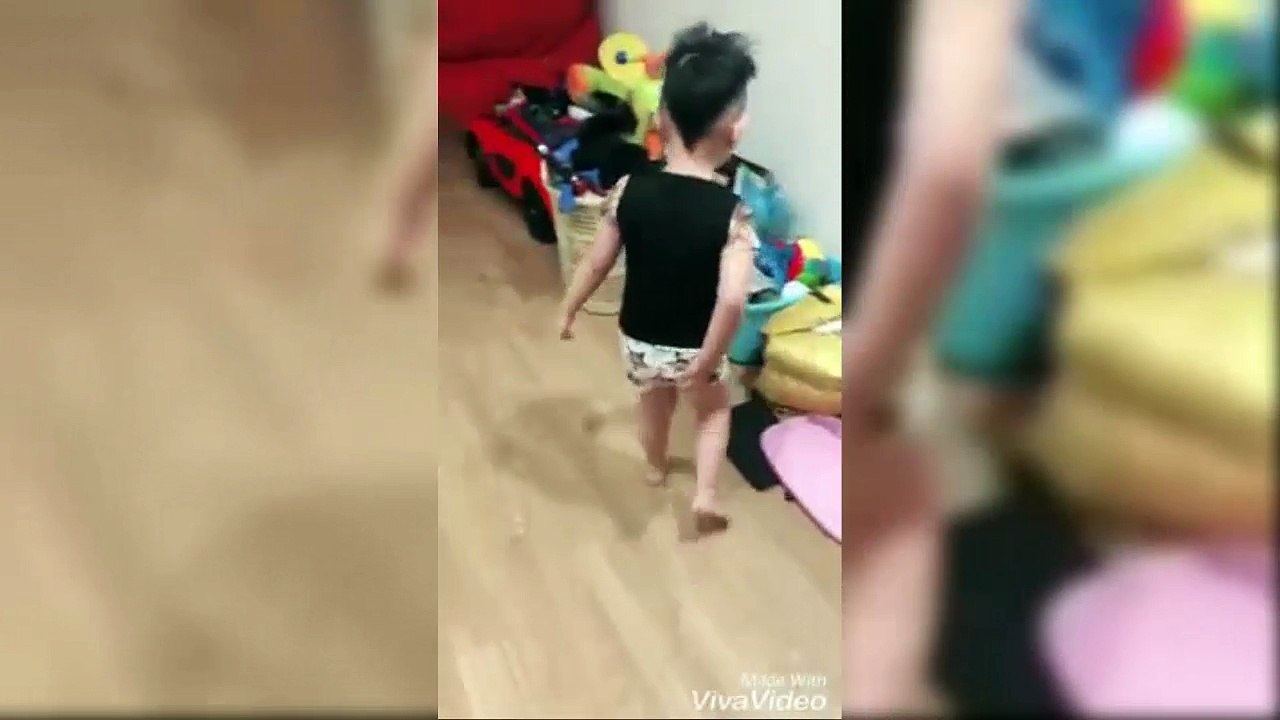 Ông bố trẻ vui tính dạy con mải nghịch điện thoại cực hiệu quả