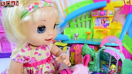 TROCANDO E DANDO JANTINHA PARA A BABY ALIVE TRONINHO E FAZENDO COMIDINHA NA COZINHA DE BRINQUEDO