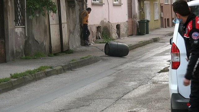 Çocuklarını göremeyince kayınvalidesi ve kayınpederini yaralayarak evi ateşe verdi