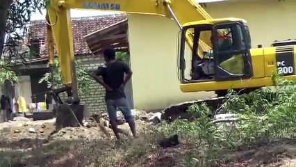 Excavator Komatsu PC 200 Menggali Tanah Kemudian Di Muat Ke Dump Truck