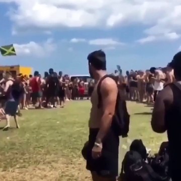 Regardez comment il va sauver la vie de sont pote qui fait des backflips...