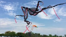 Cette pieuvre flottant géante dans le ciel de Singapour est incroyable - Cerf-volant géant