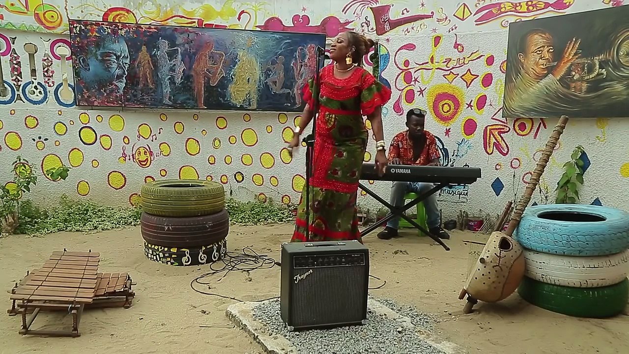 AFFOU KEITA - FAUT PAS DÉCOURAGER (CLIP OFFICIEL)