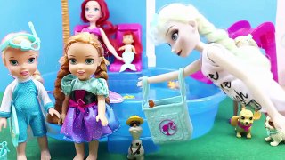Elsa y Anna van a la piscina de Barbie con Ariel y Chelsea | Aventuras de Elsa y Anna Frozen