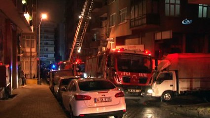 Apartmanın çatısı alev alev yandı, vatandaşlar merakla izledi