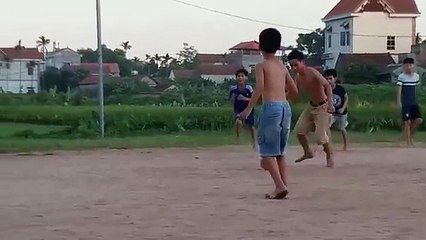 Bé chơi đá bóng | Bé tập làm người lớn