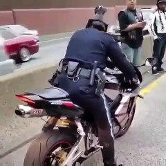 motoru çekiciye çıkarmaya çalışan polisin sonu