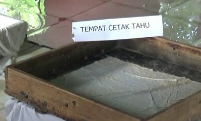 Polisi Gerebek Pabrik Tahu Berformalin di Palembang