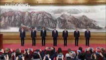 Xi Jinping presenta a los 5 nuevos miembros del Comité Permanente del Politburó marcando un…