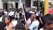 Las fuerzas chavistas impiden el paso al Parlamento a los diputados opositores