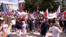 Miles de polacos se manifiestan contra las reformas judiciales