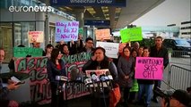 United Airlines intenta frenar el escándalo mientras los llamamientos al boicot se multiplican