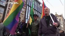 Los holandeses se dan la mano para denunciar las agresiones homófobas en el país